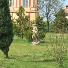 Socha Venuše v zámecké zahradě v Bezně