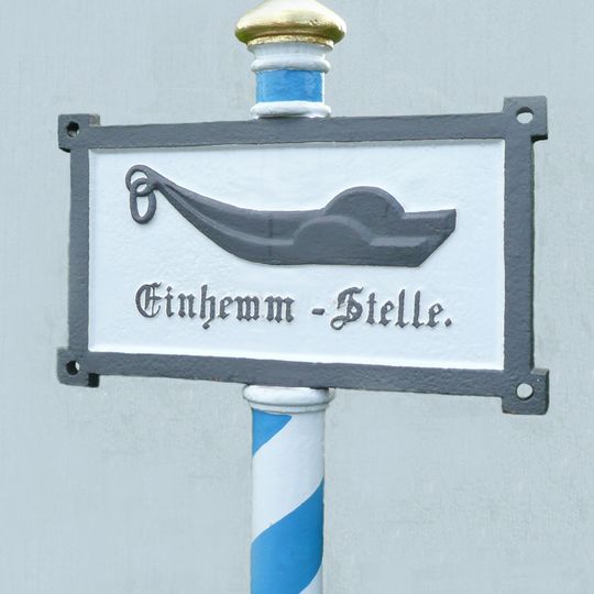 Gusseisernes Schild „Einhemmstelle“