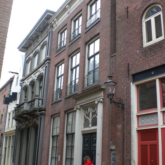 Onderkelderd huis met lijstgevel op natuurstenen plint