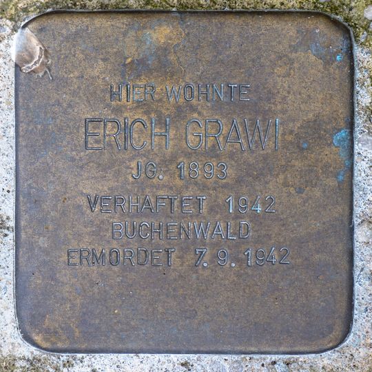 Stolperstein en memoria de Erich Grawi
