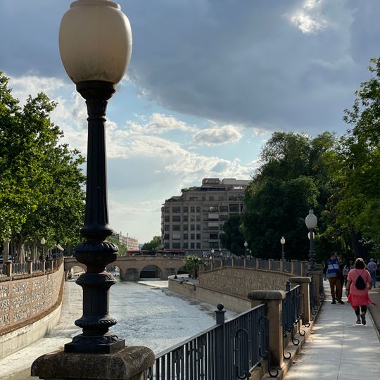 Conjunto de Farolas sobre pilares de la ribera del Genil