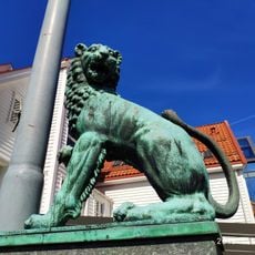 En løve på toppen av en pillar