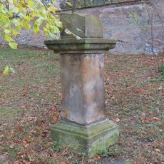 Podstavec s vylomeným křížem za kostelem v Čížkovicích