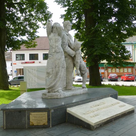 Pomník obětem pochodu smrti v dolní části náměstí v Horní Plané