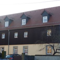 Wohnhaus eines Bauernhofes sowie Einfriedungsmauer mit Tor zum Dorfteich und zur Schließerstraße Brauhofstraße 13