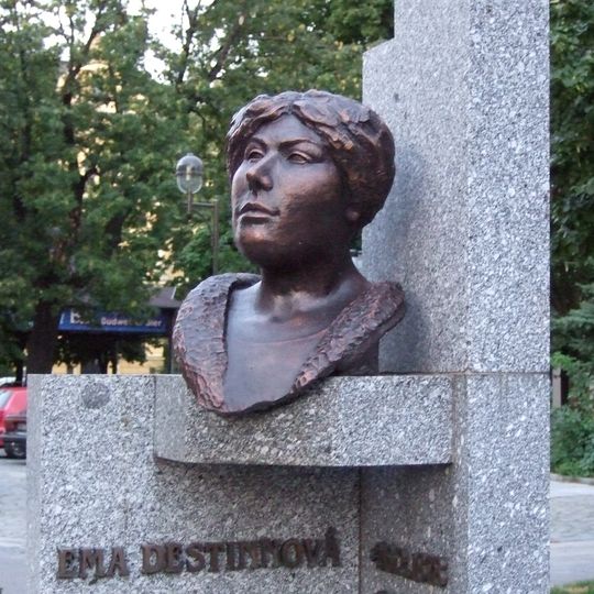 Pomník Emmy Destinnové