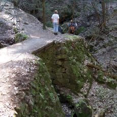 Lávka Posázavské stezky přes potok od osady Úsvit
