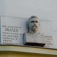 Pamětní deska a busta Justina Práška v ulici Ivana Olbrachta v Brandýse nad Labem