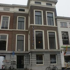 Statig woonhuis van harmonische architectuur