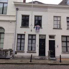 Huis met eenvoudige lijstgevel met schuiframen