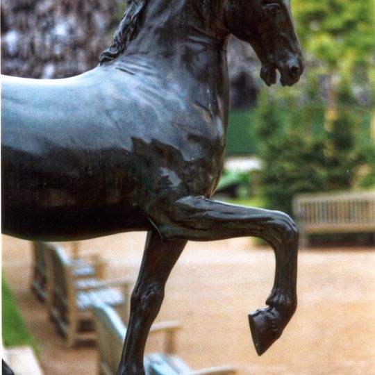 Sochy koní ve Valdštejnské zahradě