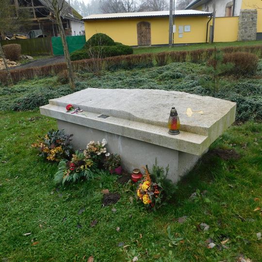 Pomník Karla Kuttelwaschera ve Svatém Kříži