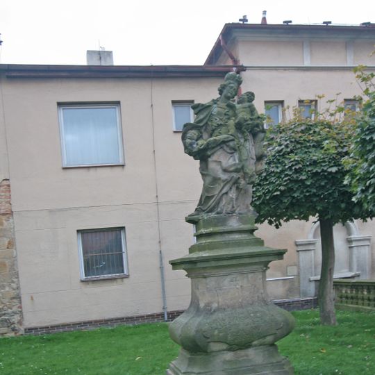 Socha Panny Marie s Ježíškem před kostelem Narození Panny Marie v Hořicích