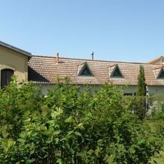 Wohnhaus und Wirtschaftsgebäude, zw. Dorfstraße 12D, 12E, 12G, 13