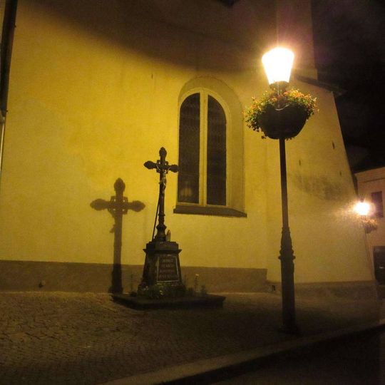 Kříž v Berouně u kostela