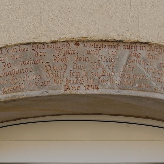Barockes Segmentbogenportal mit Inschrift und Relief mit Innungssymbolik Freiberger Straße 3