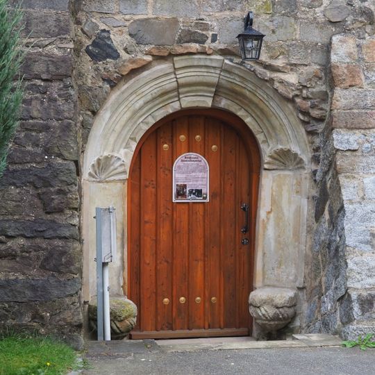 Stützmauer mit eingelassenem Sitznischenportal Rödertalstraße 69