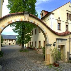 Wohnstallhaus und Stallgebäude eines Vierseithofes, Gut Wildberg Gutsweg 8
