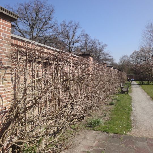 Te Werve: tuinmuur aan de oostzijde van de moestuin en aan weerszijden van de oranjerie