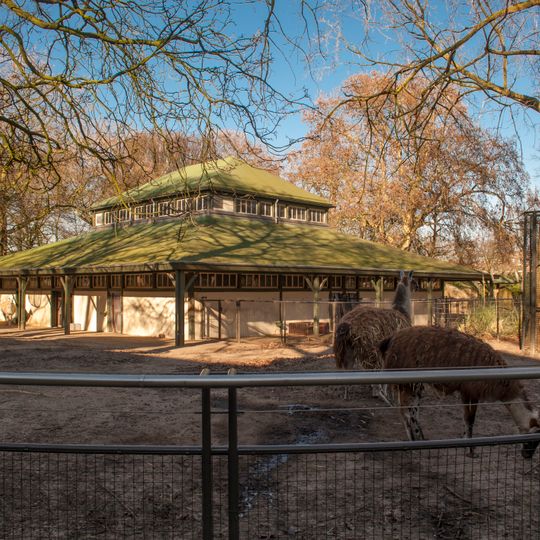 Artis: dierenverblijf voor eenhoevigen, de zogenaamde 'zebrastal'