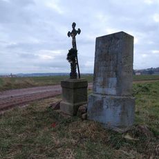 Podstavec pod kříž u polní cesty z Třenice do Drozdova