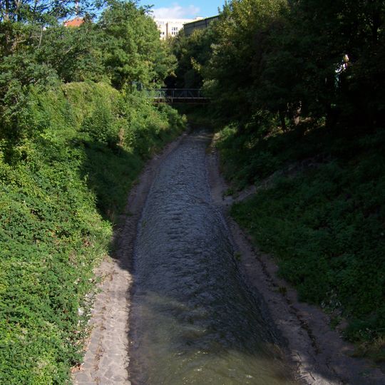 Lávka přes Botič u stadionu Ďolíček