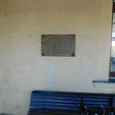 Pamětní deska Alfonse Matěji na nádraží v Otrokovicích