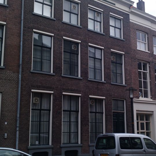 Pand onder schilddak met lijstgevel