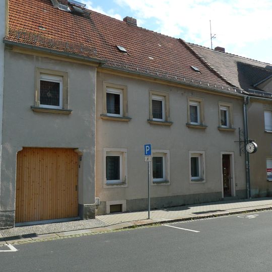 Wohnhaus in geschlossener Bebauung Dresdner Straße 13