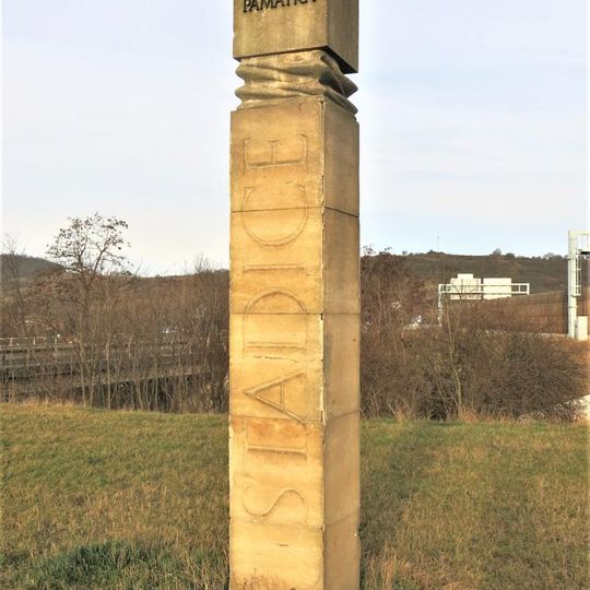 Hraniční kámen západního okraje Královského pole ve Stadicích