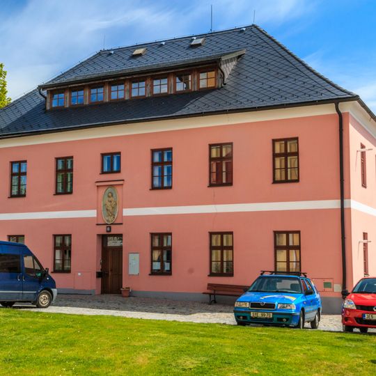 Bývalá církevní škola s reliéfem Panny Marie