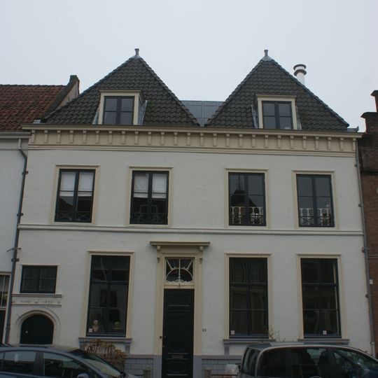 Pand met gepleisterde gevel met dubbel zadeldak en rechte kroonlijst