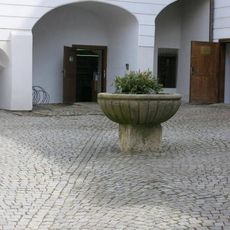 Kašna na nádvoří Městské galerie v Horní ulici v Českém Krumlově