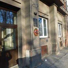 Pamětní deska Antonie, Jaroslava a Miroslava Piskáčkových a Anny Hruškové na domě Na Břehu 497/15 ve Vysočanech