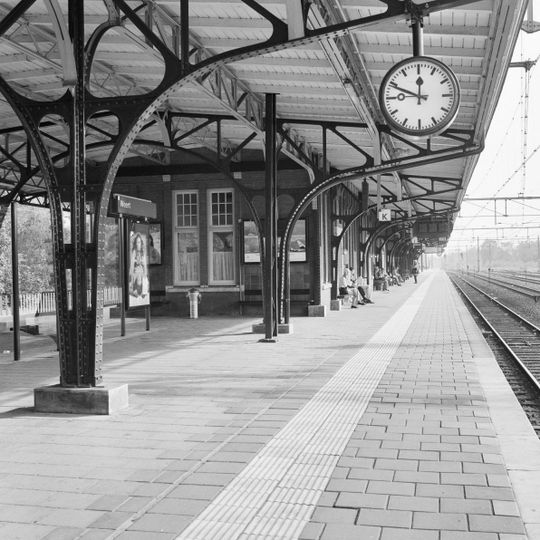 Stationsperron met bijgebouwen Weert