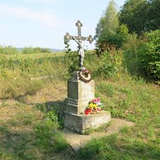 Kříž pod schodištěm ke kostelu v Květnově