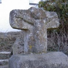 Steinkreuz mit Relief des Gekreuzigten