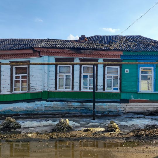 Деревянный одноэтажный дом с крыльцом