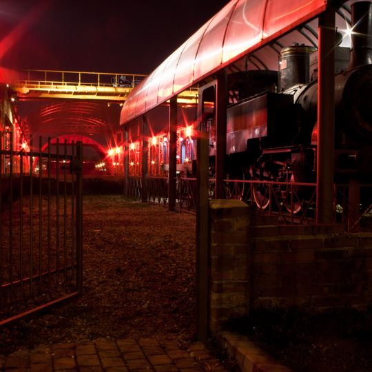 Spazio ex-Breda: Carroponte con la locomotiva, il muro parlante e il carro lingottiera