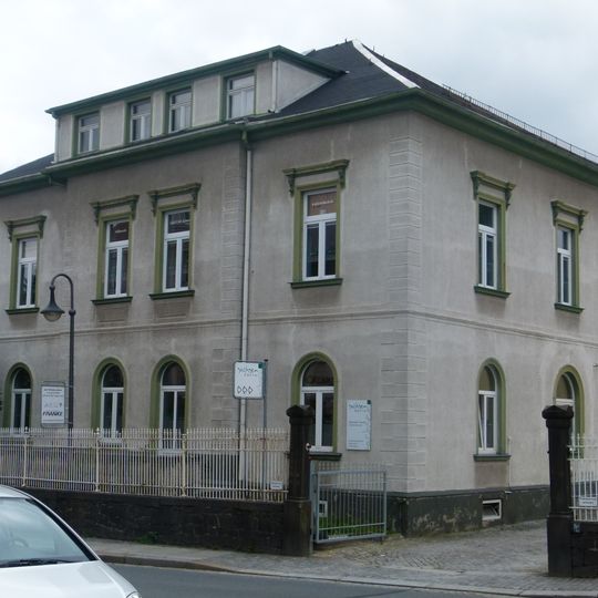 Villa mit Einfriedung in offener Bebauung Wettinstraße 17