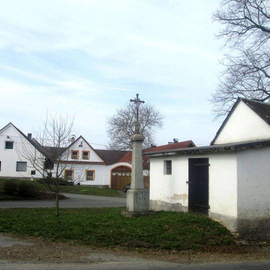 Kříž v Kozlovicích na návsi