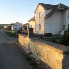 Kříž na mostě v Mochtíně