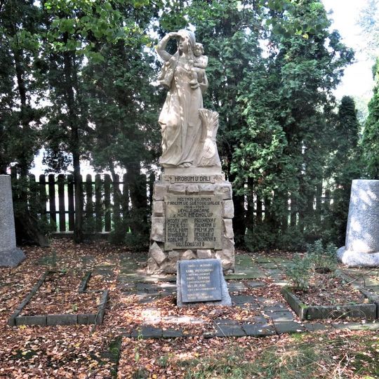 Pomník padlým v parku v Ravenské ulici v Horních Měcholupech