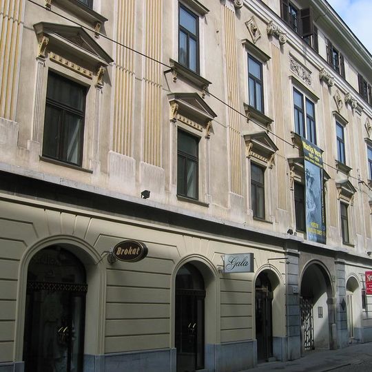 17 Town Square House