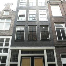 Pand met gevel onder rechte lijst met consoles