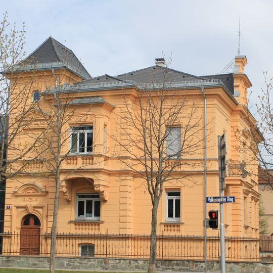 Villa mit Garteneinfassung