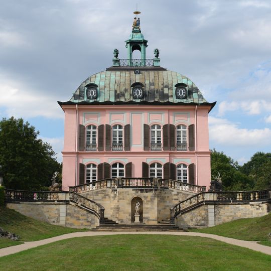 '''Fasanenschlösschen''' mit benachbartem Fasanengehege Fasanerie -