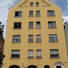 Ehemaliges Beamtenwohnhaus für das benachbarte Gerichtsgebäude, auf den Grundmauern der ehemaligen Franziskanerkirche, 1650–53