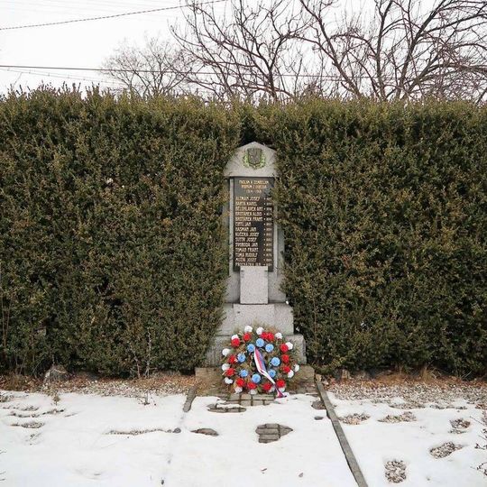 Pomník padlým na návsi v Újezdu