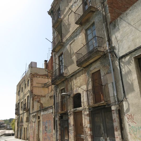 Cases a la muralla del Castell, 52-58